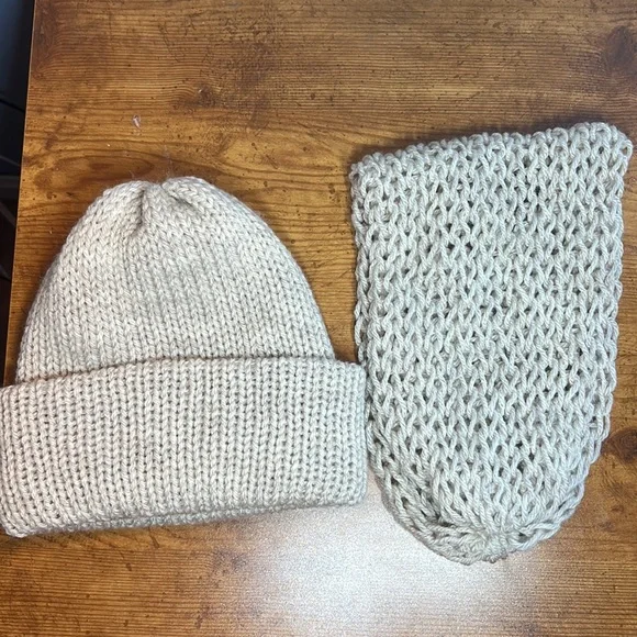Handmade Knit Womans/Girls Beanie & Cowl set Cream NEW - Picture 6 of 6